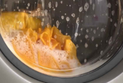 Produco Prihoda siendo lavado en una lavadora.